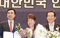 [포토] 정세균 전 국회의장, 윤관석 의원과 기념촬영 하는 김수미
