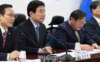 [포토] 국가경제자문회의 대토론회 참석한 홍영표 원내대표