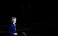 메이 영국 총리, 불신임 위기 넘겼지만 2020년 사퇴 시사