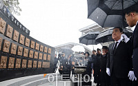 [포토] 천안함 46 용사 추모하는 문희상 의장