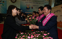 김병원 농협중앙회장, 새해 첫 출근하는 직원들에게 꽃 화분 선물
