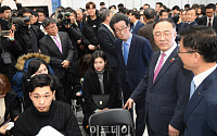 [포토] 구직자들과 대화하는 홍남기 경제부총리-이목희 부위원장