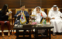 성윤모 장관, UAE서 원전 세일즈 외교…에너지 분야 협력 논의