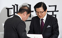 [포토] 자유한국당 입당하는 황교안 전 총리