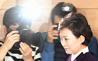 [포토] 플래시 세례 받는 김현미 장관