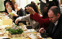 한국 찾은 외국인 94% “한식당 좋아요”…의사소통·위생은 개선 필요