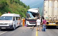 베트남 다낭서 한국관광객 탄 버스 교통사고 '11명 부상'…트레일러트럭과 '쾅'
