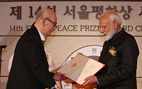 [포토] 서울평화상 시상식, 상장 받는 모디 총리