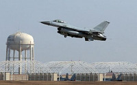 공군 F-16 전투기 추락…조종사 2명 구조 &quot;건강 양호&quot;