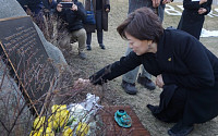 [포토] 진선미 여가부 장관, 美 뉴저지 '일본군 위안부 기림비' 헌화
