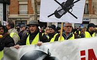 샹젤리제 상점 약탈·방화...또 과격해진 ‘노란조끼’ 시위