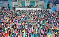 “요가인들 모여라” 롯데백화점 창립 40주년 기념 ‘요가말라’ 이벤트