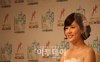 [포토]이하정, 결혼식 기자회견에서 '수줍은 미소'