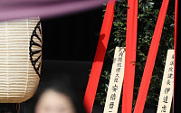아베, 제국주의 상징 야스쿠니에 또 공물 봉납