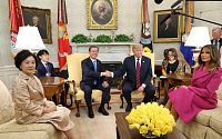 文대통령 트럼프와 정상회담…민주 “한반도 평화 논의” vs 한국 “한미동맹 복원”