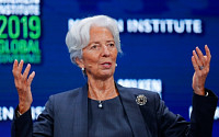라가르드 IMF 총재 “세계 경제, 빚에 너무 의존…미·중 무역협상 끝날 것”