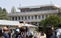 [포토] 북측 판문각 앞에서 기념촬영하는 관광객들