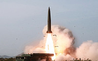 국방부 “북한 단거리 발사체는 신형 전술유도무기…김정은, 관람대서 참관”