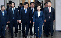 [포토]3기 신도시 발표위해 들어서는 김현미-이재명
