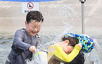 [포토] 초여름 더위, 물놀이하는 어린이들