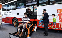 [포토]'올해부터 고속버스에 휠체어 리프트가 도입됩니다'