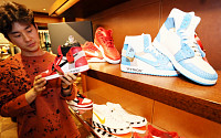 “신발도 성형을?” 갤러리아百, 아시아 백화점 최초 ‘더 슈 서전’ 론칭