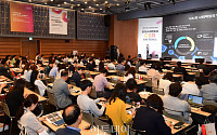 [포토] 대한민국 CSR 국제 콘퍼런스, 배경은 대표 발표 듣는 참석자들