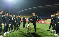 U-18 한국 대표팀, 비정상 세리머니에 중국 분노…우승컵에 소변보는 시늉까지