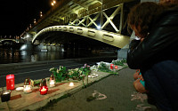 [포토] 헝가리 유람선 침몰 현장에 놓인 추모꽃…'다뉴브강의 아픔, 함께'
