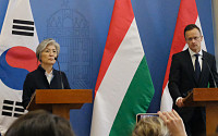 강경화 장관 “헝가리 정부에 선체 조속인양 요청…생존자 희망 놓지 않기로”