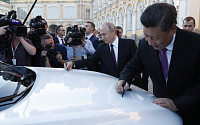 [포토] 시진핑·푸틴, ‘트럼프 견제’ 의기투합…러시아서 생산 중국車에 서명