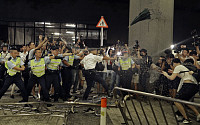 [포토] “중국 송환 반대”...시위대에 후추 스프레이 뿌리는 홍콩 경찰들