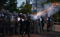 홍콩, 시위대·경찰 정면충돌에 70명 이상 부상…트럼프 “시위 잘 수습될 것”