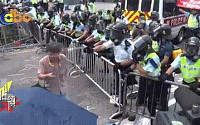 홍콩 시위, 인터뷰 중인 노인 얼굴에 최루가스 분사…인권은 사라진지 오래