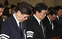 [포토] 묵념하는 김홍걸 의장-김홍업 전 의원