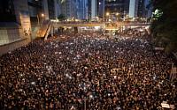 홍콩 뒤덮은 ‘검은 물결’…범인인도법 철회·캐리 람 사퇴 요구 200만 시위