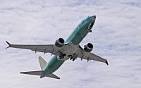 다시 날개 꺾인 보잉 737맥스...FAA “새 위험 발견”