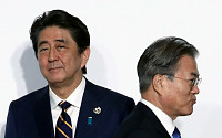 G20 정상들 한 자리에…文-아베, 짧은 악수와 어색한 표정