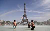 [포토] 45도 폭염에 시달리는 유럽...에펠탑 분수대에 뛰어든 사람들