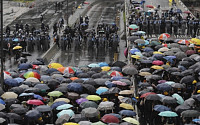 홍콩, 주권반환 22주년에 시위대 vs. 경찰 충돌