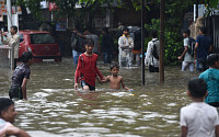 [포토] 물바다 된 인도 뭄바이…곳곳서 인명피해 속출