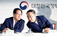 [포토] 대화하는 홍남기 부총리-유영민 장관