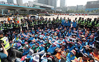 요금수납원 노조, 경부고속도로 서울 톨게이트 6차로 점거…출근길 극심한 정체