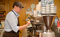“커피에 사회적 가치 담아”…SK㈜ 사내 카페, 장애인 바리스타 26명 고용