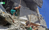 건물 잔해에 깔린 동생 구하고 숨진 5살 시리아 소녀 사진에 세계가 비통