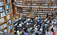 [포토] '폭염 피해 도서관 찾은 시민들'