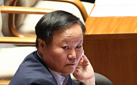 김재원 예결위원장, ‘음주 추경'에 이은 ‘쪽지예산’ 논란