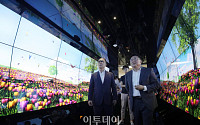 [포토] '3D입체영상 터널 지나는 홍남기 경제부총리'