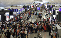 홍콩 공항, 5000여 명 시위대 운집…여객기 운항 중단 ‘정상화 미지수’