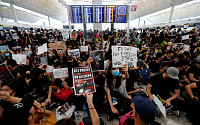 홍콩 국제공항 항공편 모두 취소… 반정부 시위대 공항점거